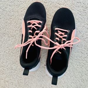 Women's Puma Sneakers - Size 7 1/2-Great condition